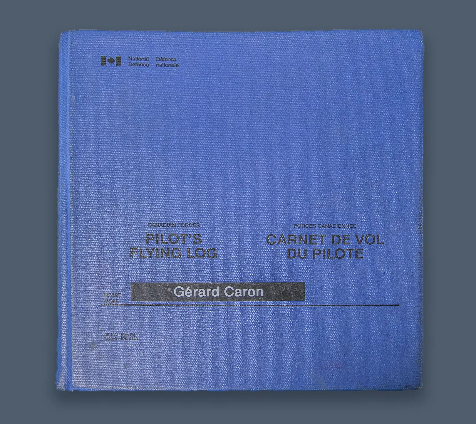 Carnet de vol bleu du capitaine Gérard Caron.