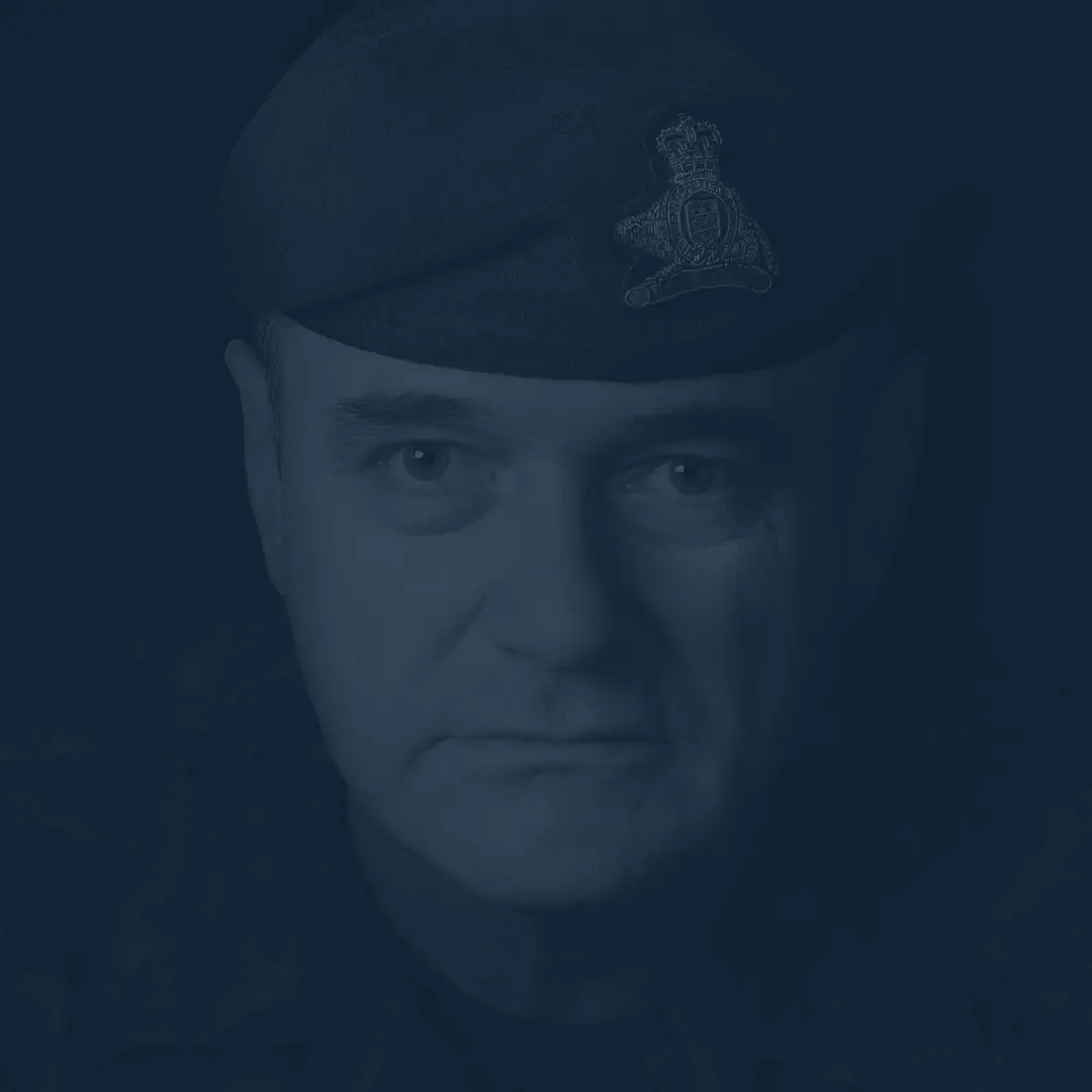 Sur un fond noir, le major Noël Dufresne regarde la caméra avec un air sévère. Cet homme au visage carré porte le béret vert du Royal 22e Régiment.