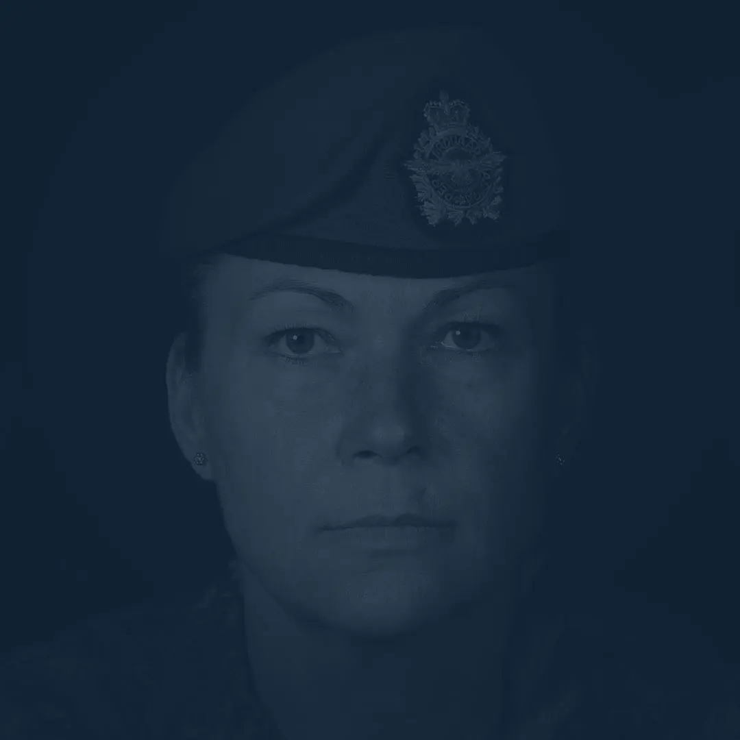 Sur un fond noir, la caporale Cindy Bergeron affiche un visage ovale et basané. Ses cheveux blond-roux sont attachés derrière la tête. Elle porte son béret bleu de l’Aviation royale canadienne. 
