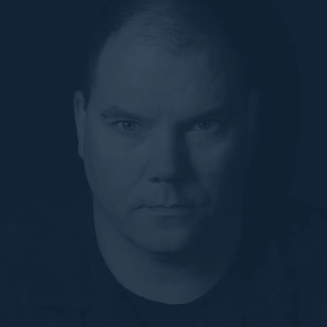 Sur un fond noir, le caporal Mark Vigneault, un homme au visage rond et aux yeux bleus, prend un air sérieux devant la caméra.