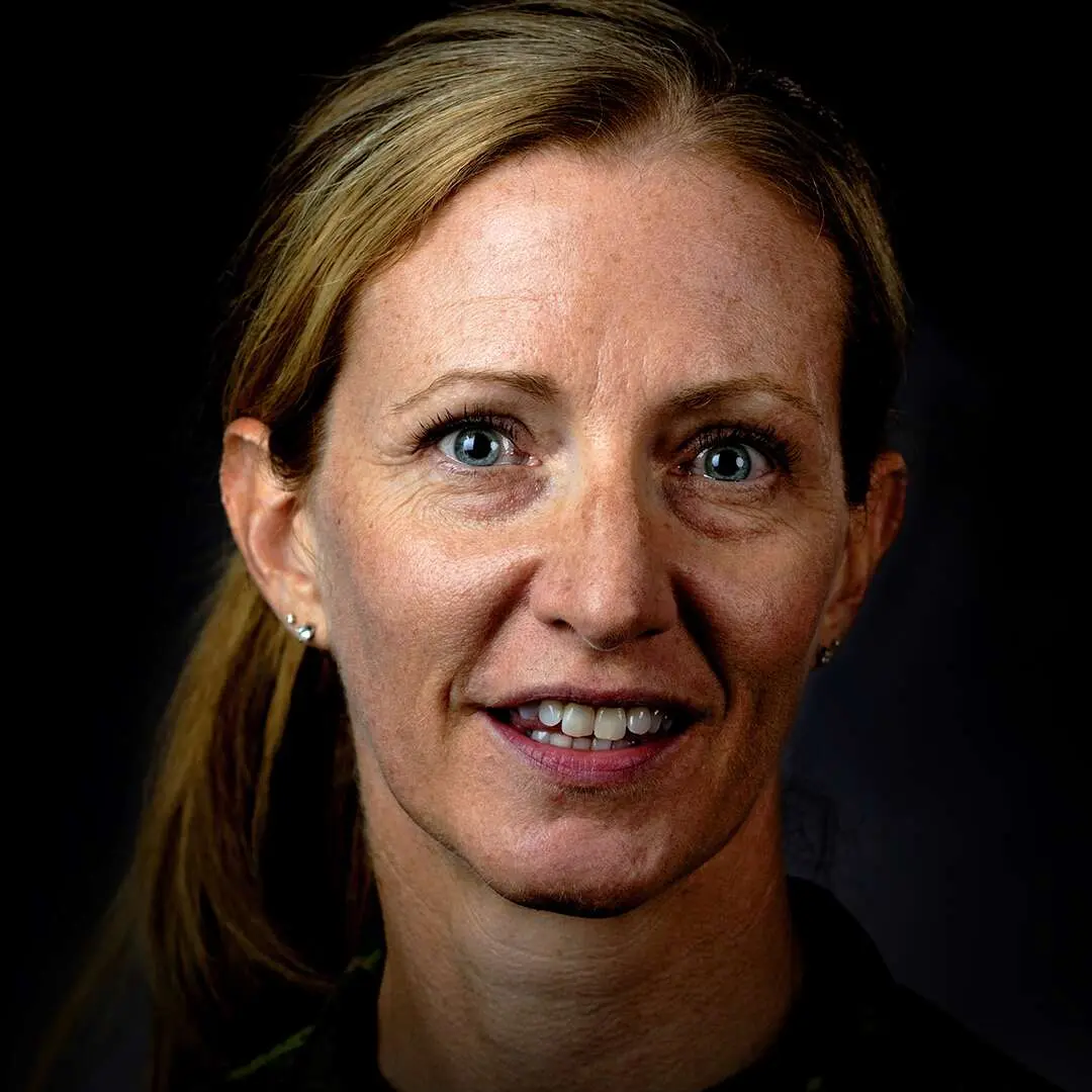 Sur un fond noir, la lieutenante-colonelle Laura Gagné affiche un visage mince et souriant. Elle a des yeux bleu clair et ses longs cheveux blonds sont attachés derrière la tête.