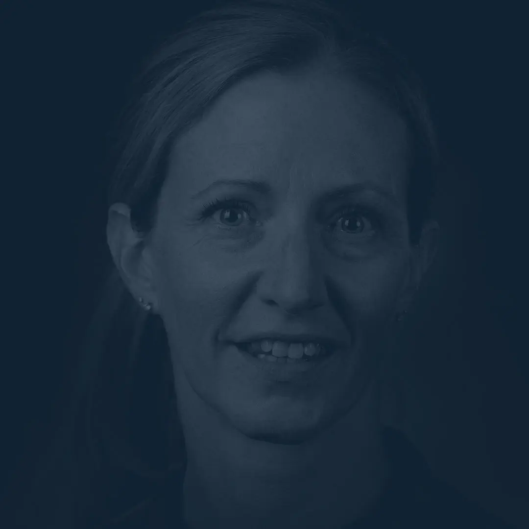 Sur un fond noir, la lieutenante-colonelle Laura Gagné affiche un visage mince et souriant. Elle a des yeux bleu clair et ses longs cheveux blonds sont attachés derrière la tête.