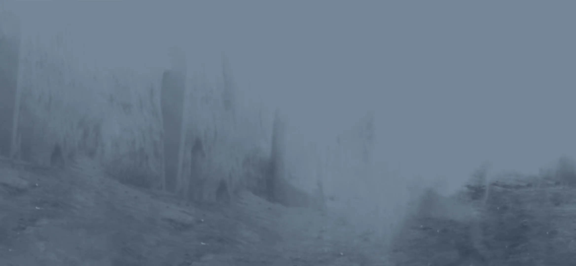 Lors d’un contrôle dans une rue envahie de poussière de sable, un militaire canadien fouille un civil afghan sous l’œil vigilant de son frère d’armes. Sur le côté, un autre civil afghan attend avec un jeune garçon près d’une moto. Le mot ATHENA apparaît en gros au centre de l’image.