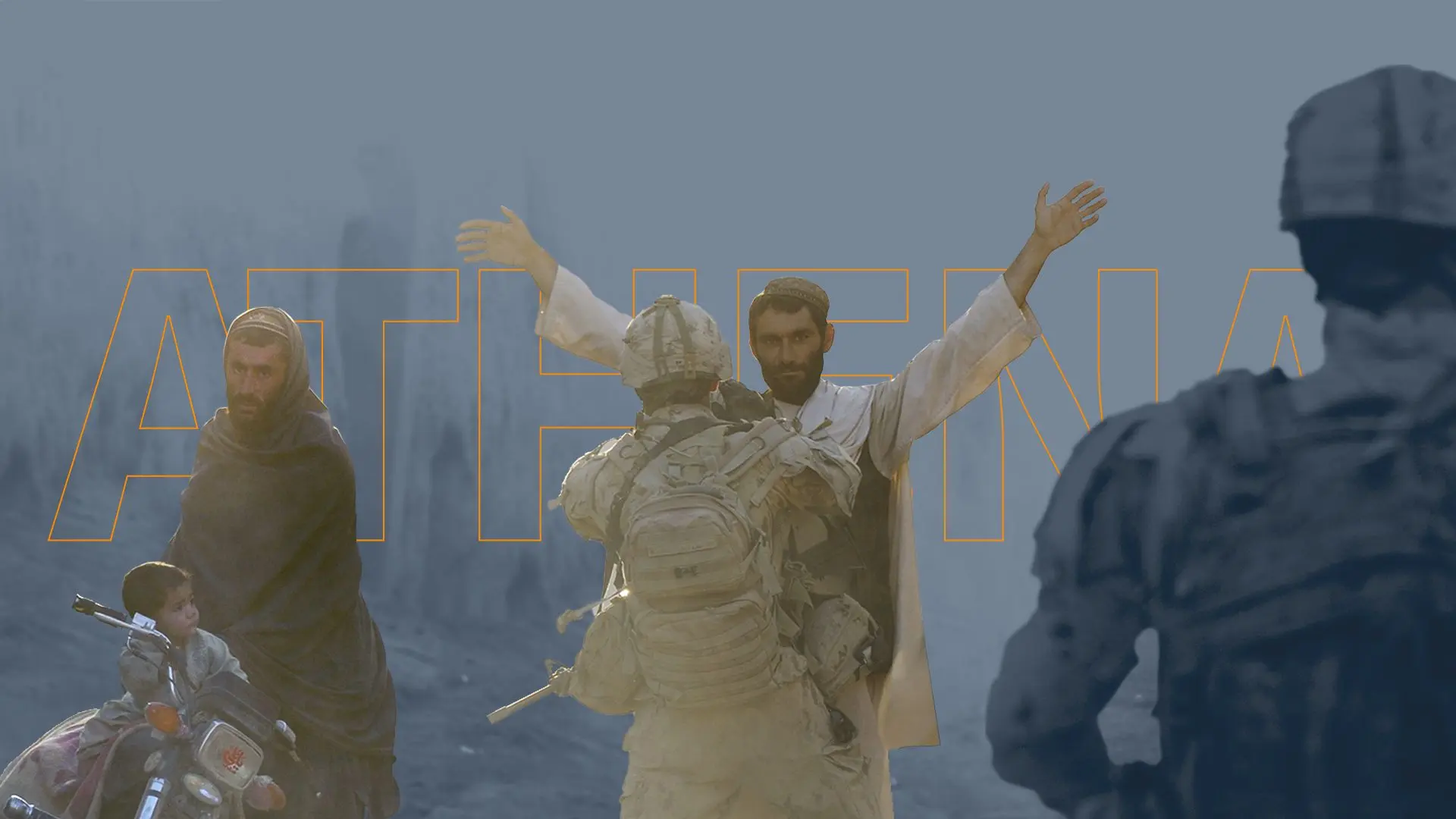 Lors d’un contrôle dans une rue envahie de poussière de sable, un militaire canadien fouille un civil afghan sous l’œil vigilant de son frère d’armes. Sur le côté, un autre civil afghan attend avec un jeune garçon près d’une moto. Le mot ATHENA apparaît en gros au centre de l’image.