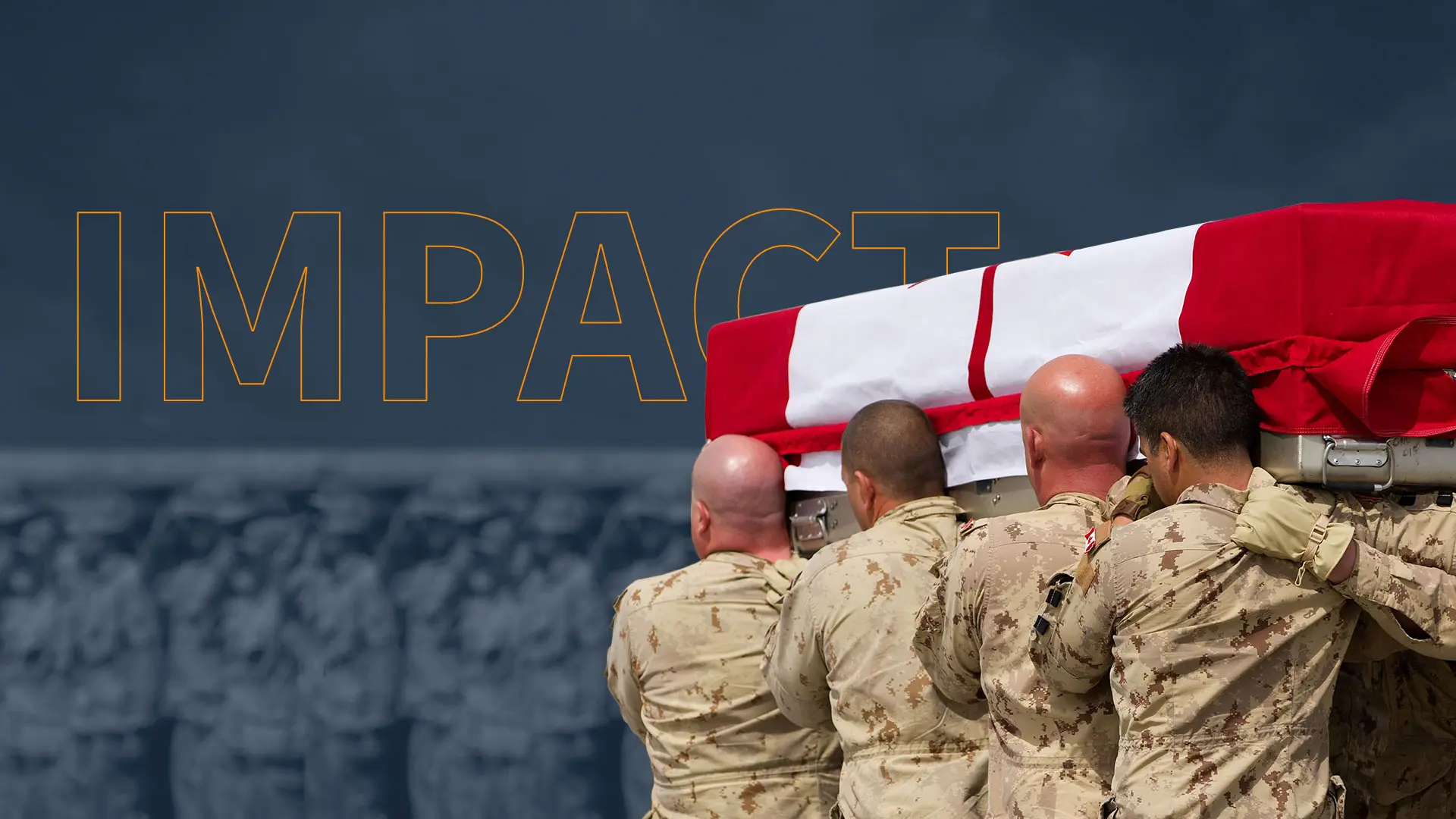 Des militaires canadiens portent le cercueil du sergent Andrew Doiron lors d’une cérémonie d’adieu au Koweït. Les militaires sont revêtus de leur uniforme de camouflage beige et marchent de dos avec le cercueil sur l’épaule. Celui-ci est recouvert d’un drapeau canadien. 