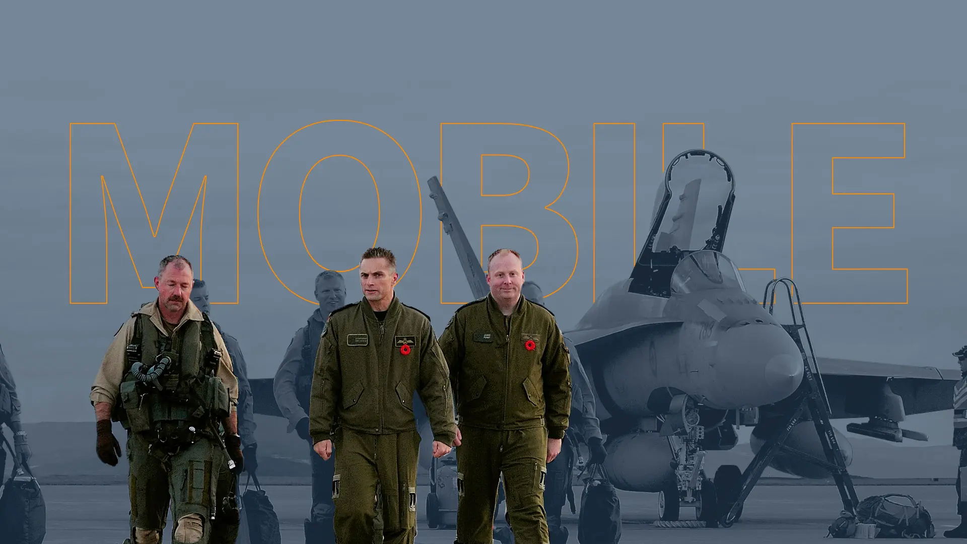 Sept pilotes canadiens marchent sur une piste d’avion. Un chasseur CF-18 Hornet est visible en arrière-plan.