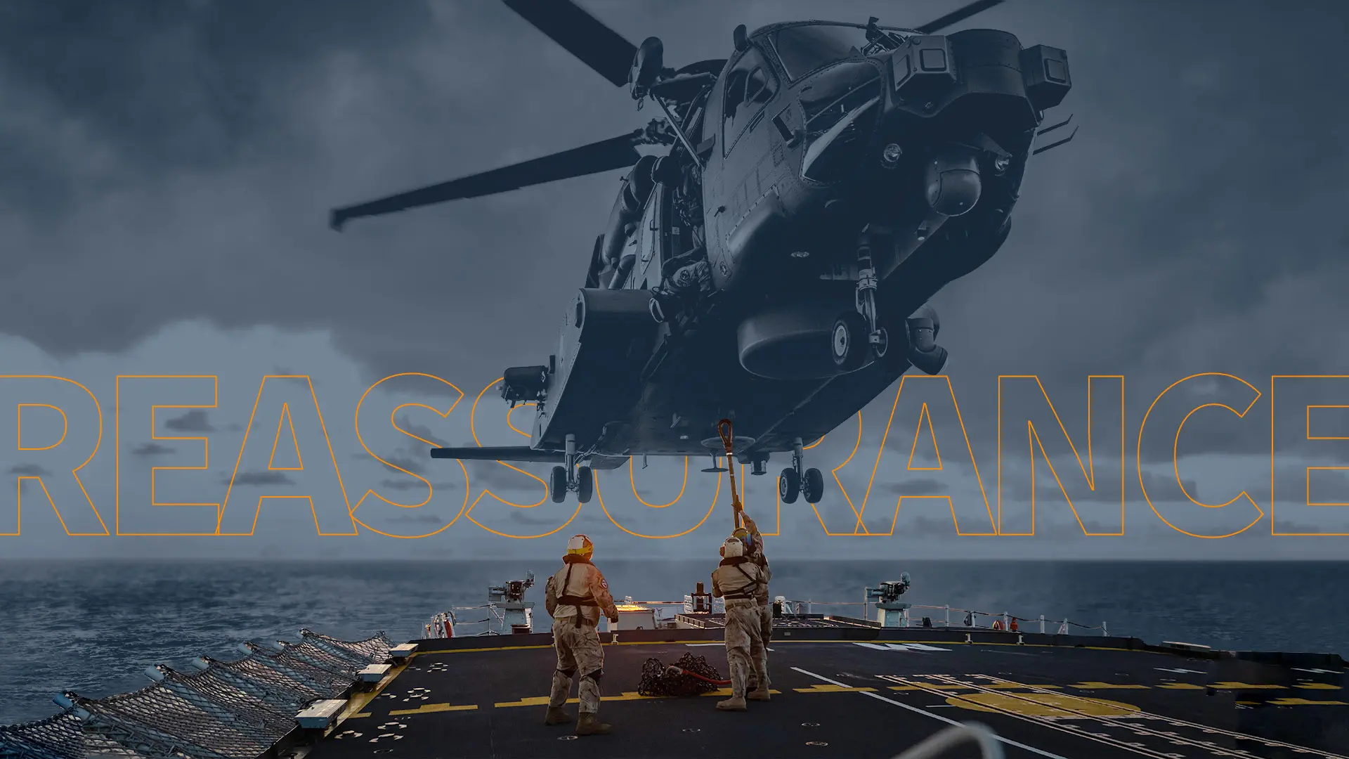 Un hélicoptère est stabilisé au-dessus du pont d’un navire. Trois militaires sont en position sous l’appareil afin de réaliser un exercice de treuillage. En toile de fond, on peut voir le ciel parsemé de nuages et le soleil orangé qui s’apprête à plonger dans la mer aux reflets gris-mauve.